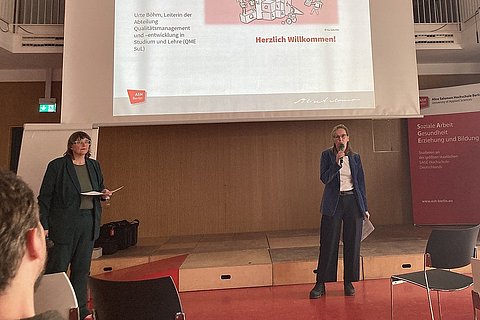 Urte Böhm und Anja Voss im Audimax der ASH Berlin