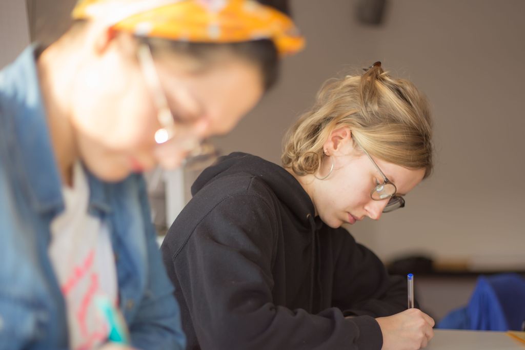 Vergrößern: Emilia schreibt etwas auf