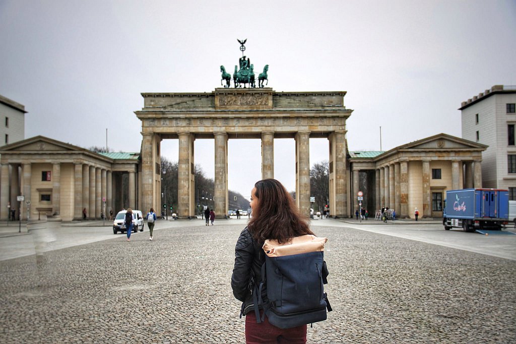 Studentin Shinta Auer während der Pandemie vor dem menschenleeren Brandenburger Tor.