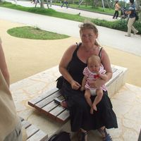 Alumna Angelika Weirauch mit ihrer Tochter. Foto: Privat