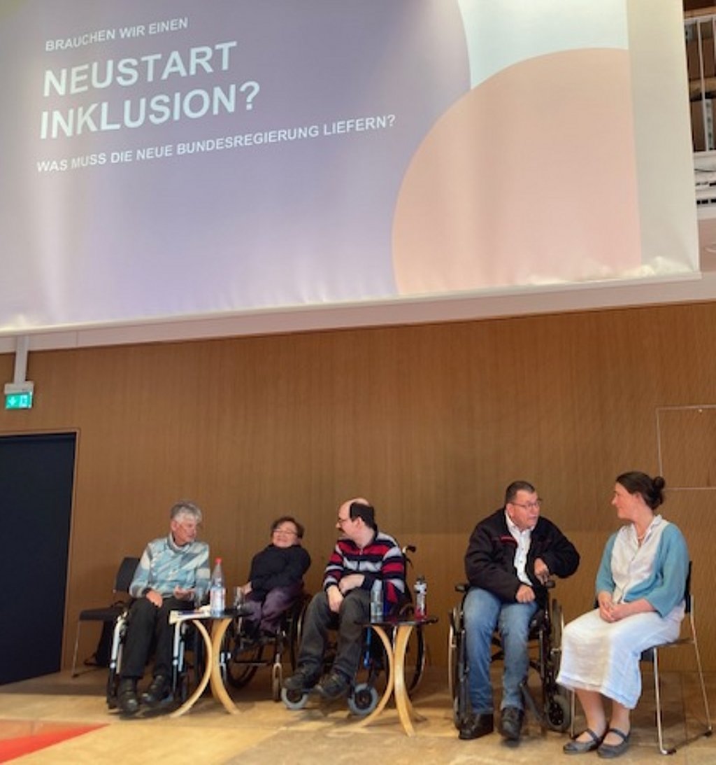 Das Foto zeigt das Podium von Neustart Inklusion