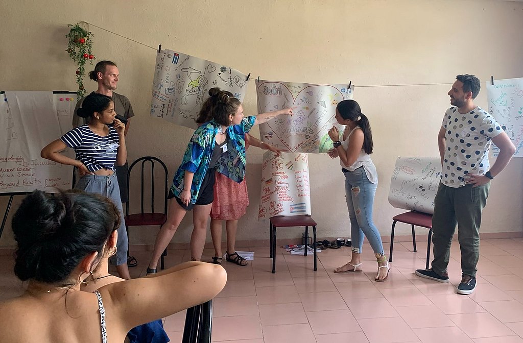 Students from Cuba and Berlin in a joint seminar.