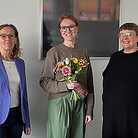 The photo shows Julia Schander (center), Head of Quality Management in Studies and Teaching, next to her colleagues Anja Voss (Vice President, left) and Urte Böhm (QMESuL)