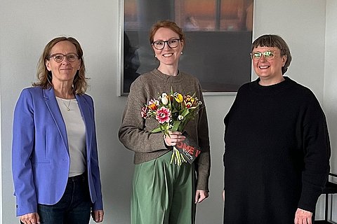 Das Foto zeigt Julia Schander (mitte), Referentin für Qualitätsmanagement in Studium und Lehre, neben ihren Kolleginnen Anja Voss (Vizepräsidentin, links) und Urte Böhm (QMESuL)