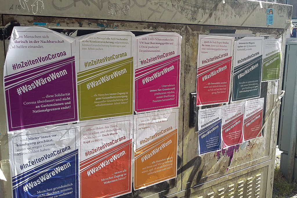 Plakate der Kampagne #InZeitenVonCorona / #WasWäreWenn auf einem Stromkasten