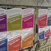 Plakate der Kampagne #InZeitenVonCorona / #WasWäreWenn auf einem Stromkasten