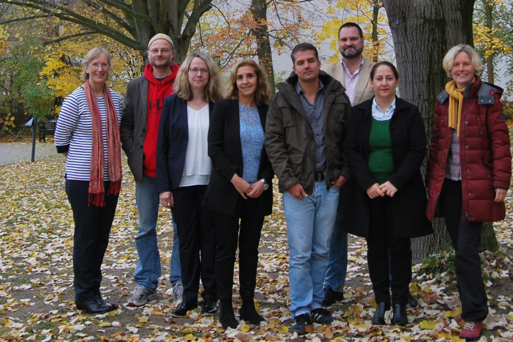 Vergrößern: Personen auf dem Foto (von links nach rechts): Prof. Dr. Gudrun Piechotta-Henze (Alice Salomon Hochschule), Rainer Centmayer (Berufsfachschule Paulo Freire), Dr. Katharina Graffmann-Weschke (AOK Pflege Akademie), Afife Varan (AOK Pflege Akademie), Marco Hahn (Berufsfachschule Paulo Freire) Lutz Hillig (Berliner Gesellschaft für Integration), Nazife Sari (Diakonisches Werk/Interkulturelle BrückenbauerInnen in der Pflege), Prof. Dr. Olivia Dibelius (Evang. Hochschule Berlin)