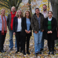 Personen auf dem Foto (von links nach rechts): Prof. Dr. Gudrun Piechotta-Henze (Alice Salomon Hochschule), Rainer Centmayer (Berufsfachschule Paulo Freire), Dr. Katharina Graffmann-Weschke (AOK Pflege Akademie), Afife Varan (AOK Pflege Akademie), Marco Hahn (Berufsfachschule Paulo Freire) Lutz Hillig (Berliner Gesellschaft für Integration), Nazife Sari (Diakonisches Werk/Interkulturelle BrückenbauerInnen in der Pflege), Prof. Dr. Olivia Dibelius (Evang. Hochschule Berlin)