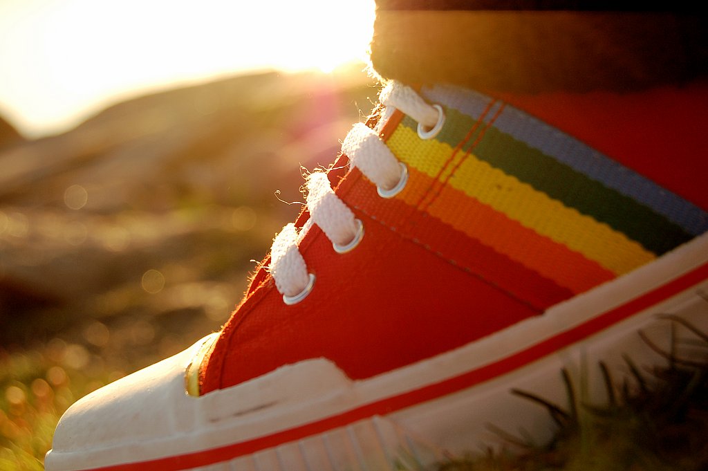 Turnschuh mit Streifen in Regenbogenfarben