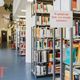Vergrößern: An den Regalen in der Bibliothek kleben Schilder mit der Aufschrift: Regalgänge bitte nur einzeln betreten