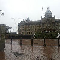 Das Gebäude des Birmingham Museums im Regen