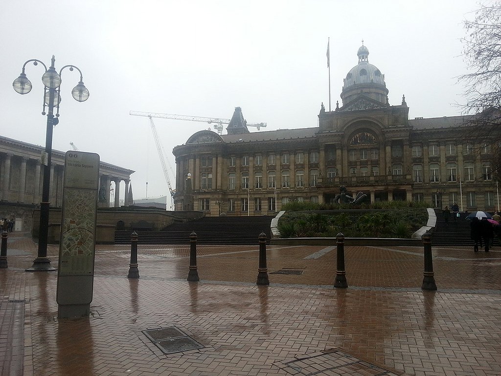 Das Gebäude des Birmingham Museums im Regen