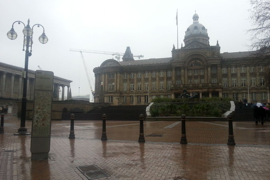 Vergrößern: Das Gebäude des Birmingham Museums im Regen