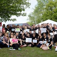 Das Team der ASH Berlin beim Teamstaffellauf 2015 posiert für ein Gruppenfoto auf einer grünen Wiese.
