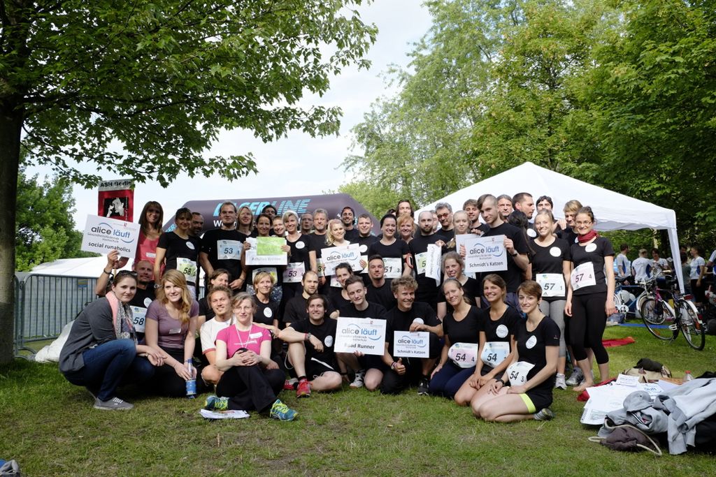 Vergrößern: Das Team der ASH Berlin beim Teamstaffellauf 2015 posiert für ein Gruppenfoto auf einer grünen Wiese.